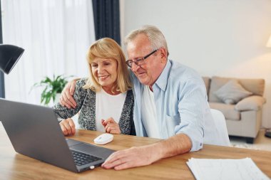 Çevrimiçi konuşma. Büyük adam ve kadın evde birlikteler..