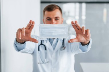 Maske takıyorum. Klinikte beyaz önlüklü profesyonel doktor var..