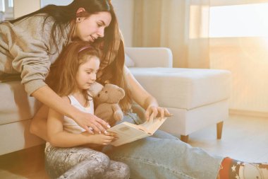 Birlikte kitap okuyoruz. Küçük kızı olan lezbiyen bir çift evde birlikte vakit geçiriyorlar..