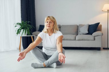 Fitness egzersizleri yapıyorum. Sarı saçlı son sınıf öğrencisi evde..