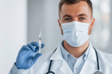Kameraya poz veriyorum. Klinikte beyaz önlüklü profesyonel doktor var..