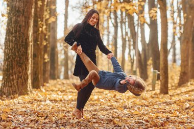 Aktif hafta sonu harcamaları. Anne ve oğlu sonbahar ormanında dışarıda eğleniyorlar..