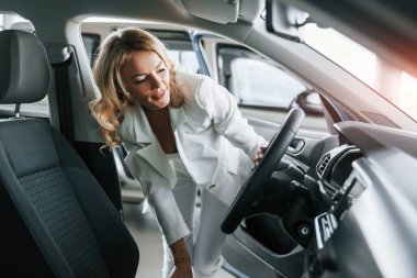 Açık kapıdan. Resmi giyinmiş bir kadın otosalon 'da içeride..