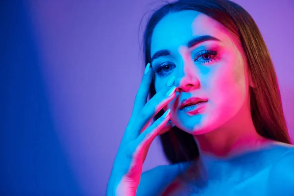 Expresión Facial Neutra Mujer Joven Moda Pie Estudio Con Luz —  Fotos de Stock