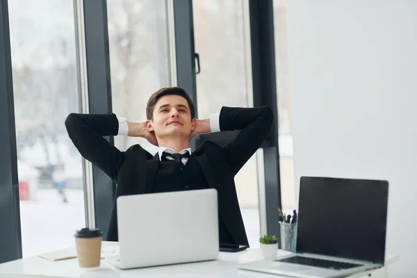 Mann Anzug Und Krawatte Sitzt Tisch Mit Laptop Und Arbeitet — Stockfoto