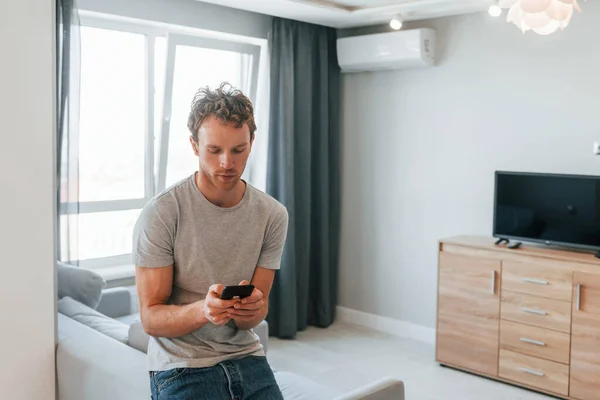 Hombre Joven Ropa Casual Está Interior Controlando Tecnología Del Hogar — Foto de Stock