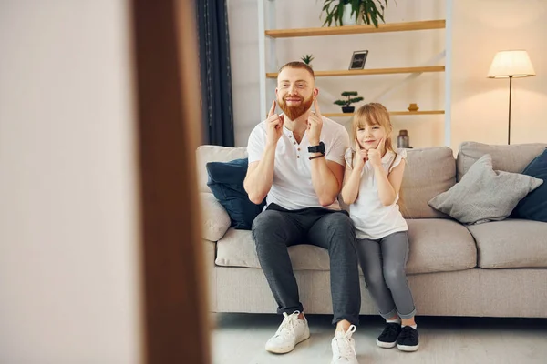 Sul Divano Diverto Padre Con Sua Figlia Casa Insieme — Foto Stock