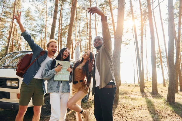 Göra Selfie Ungdomsgruppen Reser Tillsammans Skogen Dagtid — Stockfoto