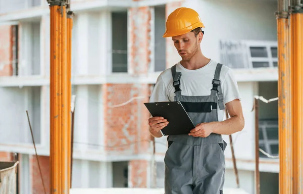Aufbauprozess Junger Mann Arbeitet Tagsüber Uniform Auf Der Baustelle — Stockfoto