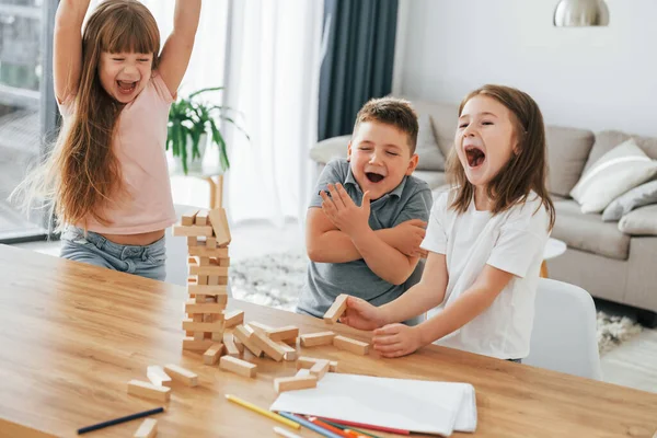 Bygger Ett Torn Spelar Spel Barn Som Har Roligt Vardagsrummet — Stockfoto