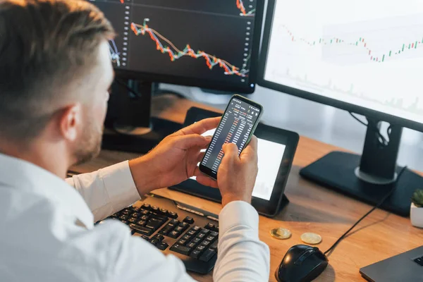 Grafy Jdou Dolů Mladý Podnikatel Formálním Oblečení Úřadu Více Obrazovkami — Stock fotografie