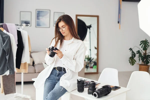 Fotógrafa Ropa Casual Está Trabajando Interiores Durante Día — Foto de Stock