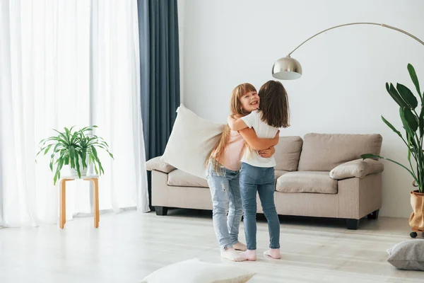 Tjejer Leker Kuddkrig Barn Som Har Roligt Vardagsrummet Tillsammans — Stockfoto