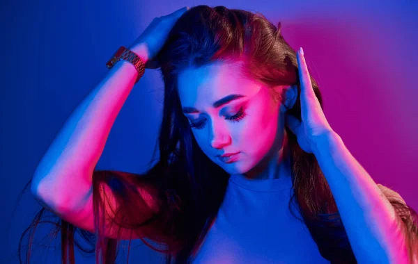 Stüdyoda Neon Işığıyla Dikilen Zarif Genç Bir Kadının Portresi — Stok fotoğraf