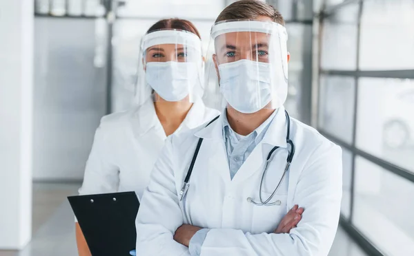Sağlık Hizmeti Kavramı Beyaz Önlüklü Iki Doktor Klinikte Birlikte Çalışıyorlar — Stok fotoğraf