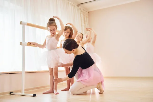 Trabajando Con Entrenador Pequeñas Bailarinas Preparándose Para Actuación Practicando Movimientos —  Fotos de Stock