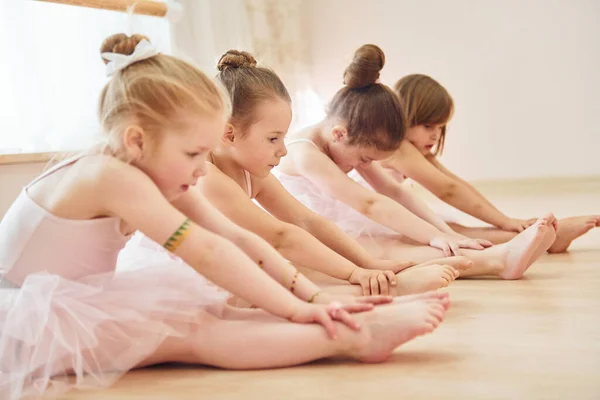Exercícios Alongamento Pequenas Bailarinas Preparando Para Desempenho — Fotografia de Stock