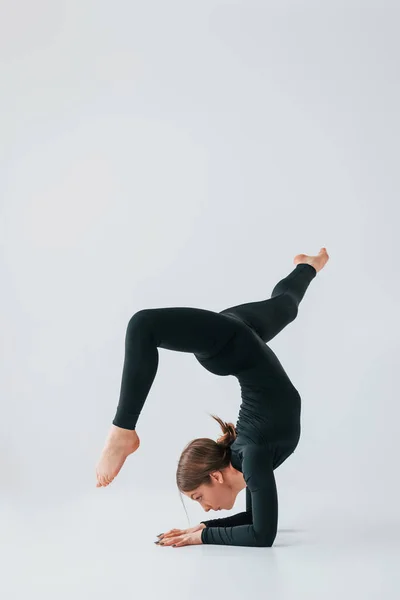 Важкі Вправи Молода Жінка Спортивному Одязі Займається Гімнастикою Приміщенні — стокове фото