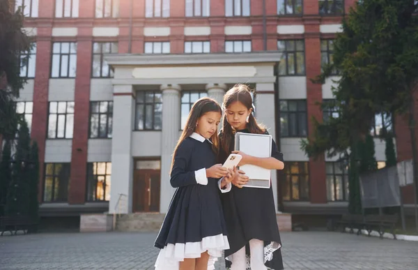 Frontansicht Zwei Schülerinnen Stehen Gemeinsam Der Nähe Eines Schulgebäudes — Stockfoto