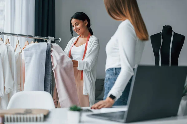 Avec Client Seamstress Est Dans Son Bureau Qui Est Avec — Photo