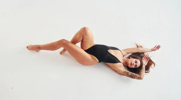 Piękne Uwodzicielskie Sportowe Kobieta Sexy Ciało Jest Pozowanie Studio — Zdjęcie stockowe