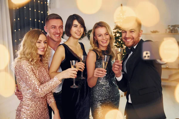 Göra Selfie Grupp Människor Har Nyårsfest Inomhus Tillsammans — Stockfoto
