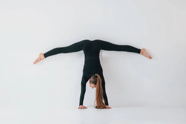 Cvičit Rutinu Mladá Žena Sportovním Oblečení Dělá Gymnastiku Uvnitř — Stock fotografie