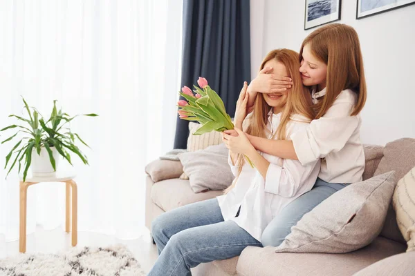 Abbracciare Dare Fiori Giovane Madre Con Sua Figlia Casa Durante — Foto Stock