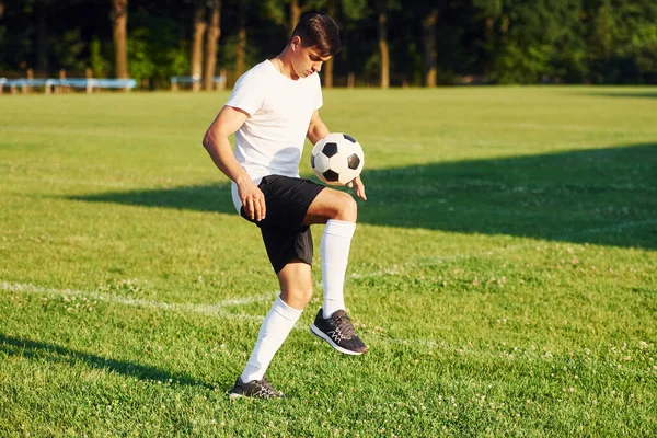 Słoneczny Dzień Młody Piłkarz Trenuje Boisku Sportowym — Zdjęcie stockowe