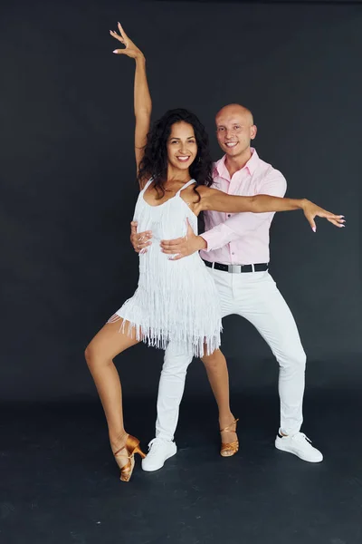 Bailando Estudio Alegre Pareja Juntos Interior —  Fotos de Stock