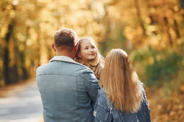 Glückliche Familie Ist Zur Herbstzeit Zusammen Park — Stockfoto