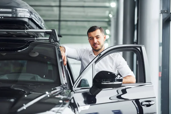 Hombre Joven Camisa Blanca Está Interior Con Nuevo Automóvil Moderno — Foto de Stock