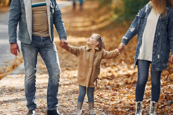 Tenir Fille Par Les Mains Bonne Famille Est Dans Parc — Photo