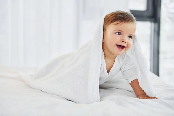 Spaß Haben Niedliches Kleines Baby Ist Drinnen Häuslichen Raum — Stockfoto