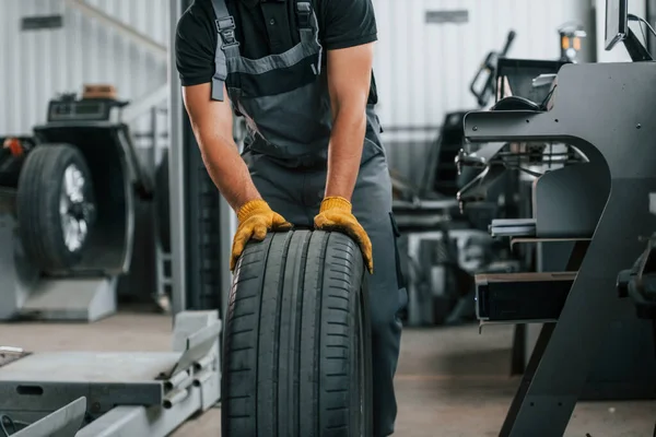 Närbild Hjulet Man Uniform Arbetar Auto Service — Stockfoto