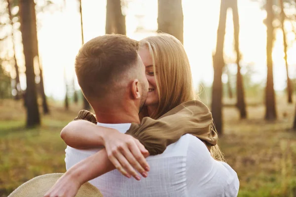 Casal Feliz Está Livre Floresta Durante Dia — Fotografia de Stock