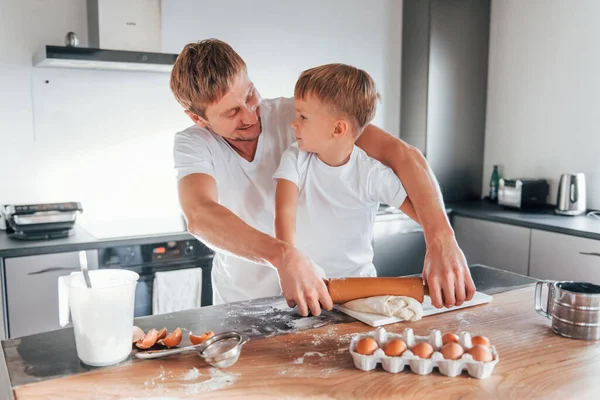Uova Latte Pasta Padre Insegna Suo Piccolo Figlio Con Preparazione — Foto Stock