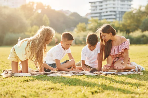 Groupe Enfants Heureux Est Extérieur Sur Terrain Sport Jour — Photo