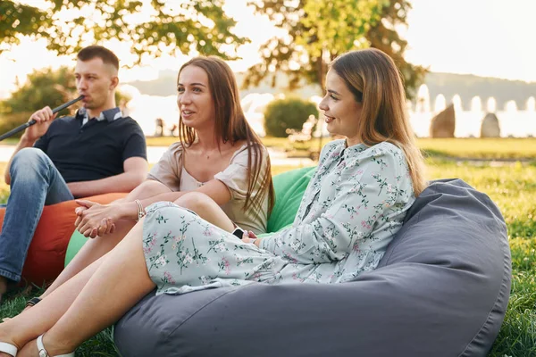 Parlais Entre Moi Groupe Jeunes Font Une Fête Dans Parc — Photo