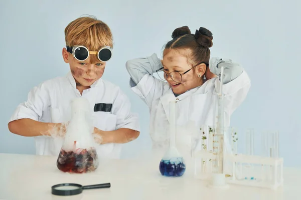 Kız Erkek Birlikte Çalışıyorlar Beyaz Önlüklü Çocuklar Laboratuarda Ekipman Kullanarak — Stok fotoğraf