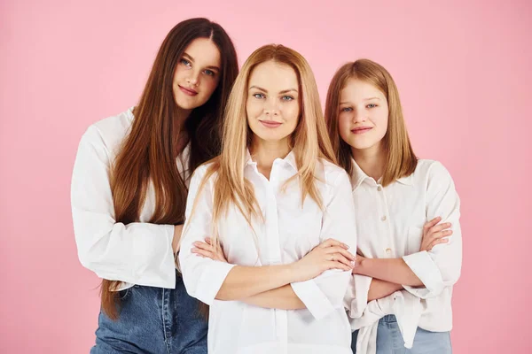 Posando Para Una Cámara Joven Madre Con Sus Dos Hijas — Foto de Stock
