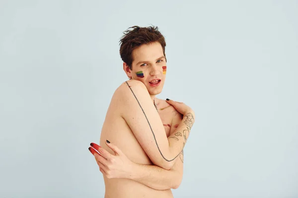 Jovem Gay Está Estúdio Posando Para Uma Câmera Shirtless Cara — Fotografia de Stock