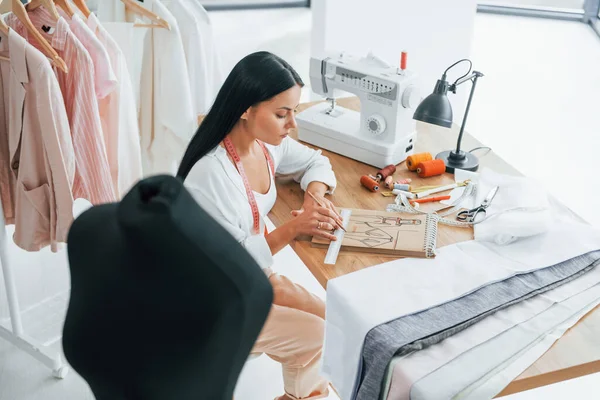 Sentado Junto Mesa Costurera Está Oficina Que Está Con Ropa — Foto de Stock