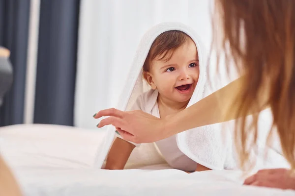 Laying Bed Mother Her Little Daughter Indoors Home Together — Stock Photo, Image