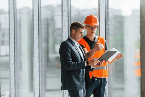 Mit Dokumenten Mann Anzug Und Handwerker Orangefarbener Schutzkleidung Arbeiten Bau — Stockfoto