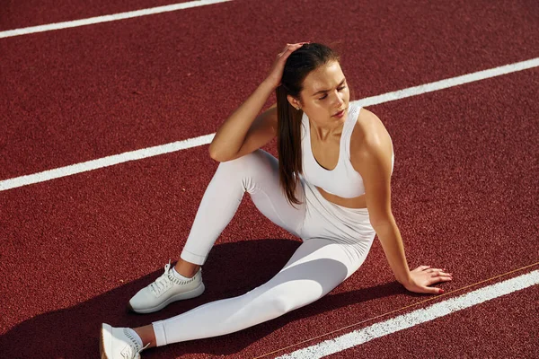 Zitten Een Pauze Nemen Jonge Vrouw Sportieve Kleding Traint Buiten — Stockfoto