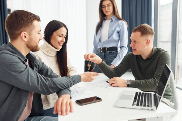 Fyra Personer Arbetar Kontoret Genom Att Sitta Vid Bordet Inomhus — Stockfoto