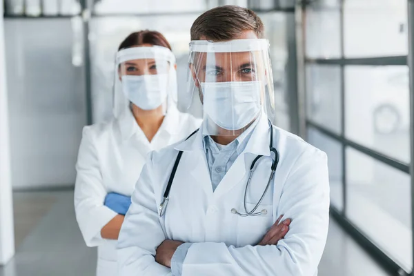 Stojím Založenýma Rukama Dva Doktoři Bílých Pláštích Jsou Klinice Pracují — Stock fotografie