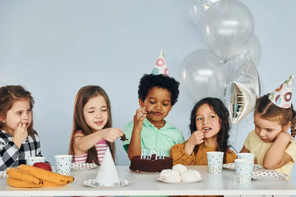 Gâteau Les Enfants Lors Fête Anniversaire Intérieur Amusent Ensemble — Photo