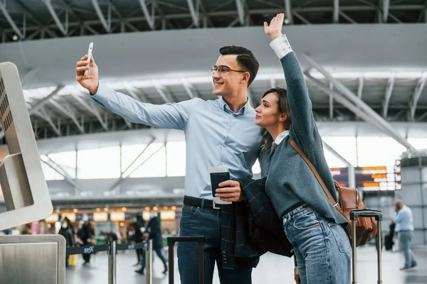 Selfie Machen Junges Paar Ist Gemeinsam Flughafen — Stockfoto